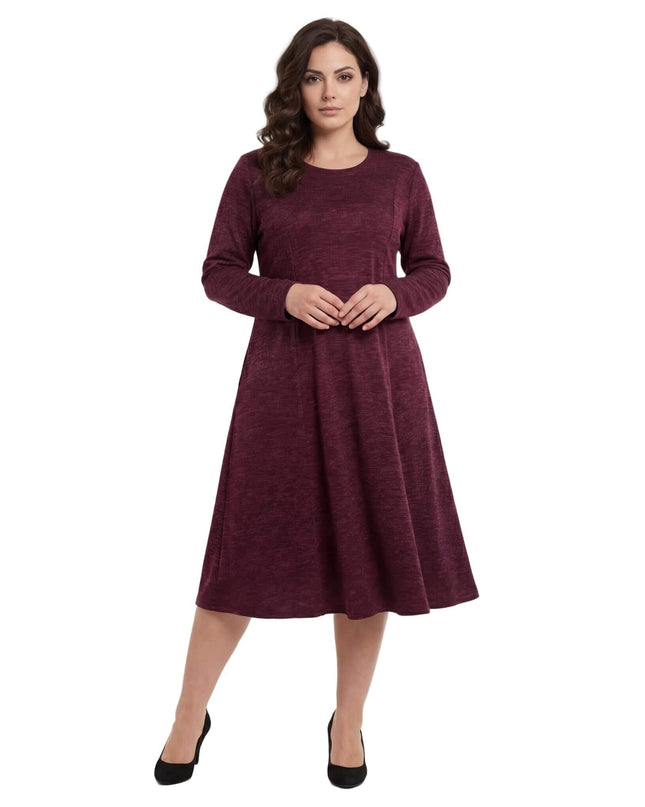 Ολόσωμη λήψη από κομψό χειμερινό κλος φόρεμα σε μπορντό μελανζέ χρώμα, με στρογγυλή λαιμόκοψη και μακριά μανίκια, ιδανικό για μεγάλα μεγέθη.