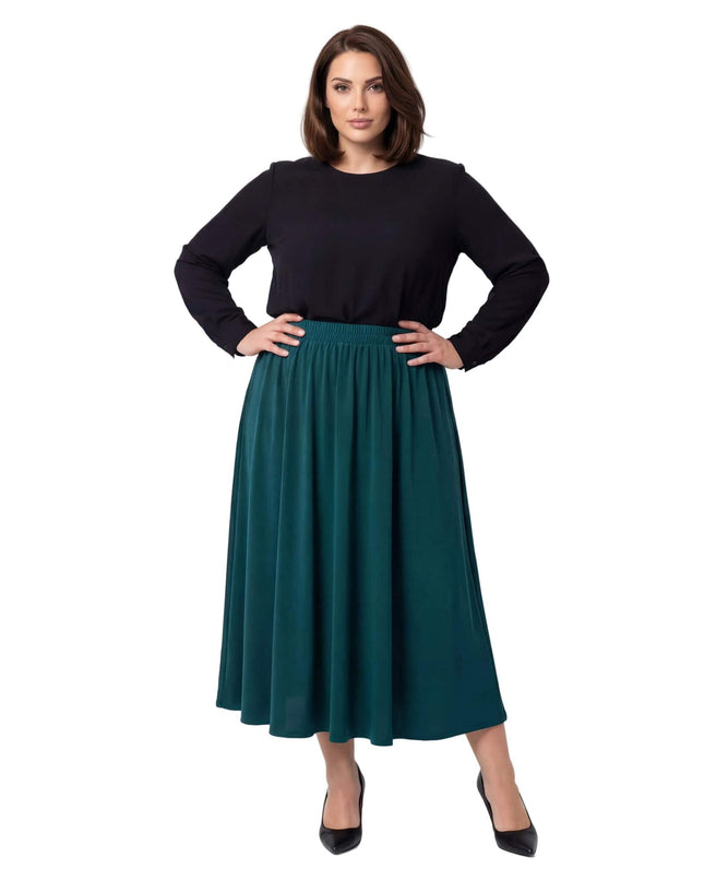 Ολόσωμη λήψη γυναίκας που φοράει λαδί επίσημη κλος φούστα σε μεγάλα μεγέθη, με χυτό ύφασμα και ελαστική μέση, σε λευκό φόντο.