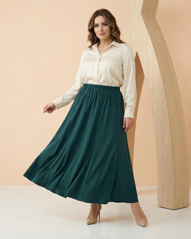 Ολόσωμη λήψη που δείχνει την επίσημη γυναικεία λαδί κλος φούστα για μεγάλα μεγέθη, με άνετο λάστιχο στη μέση και χυτό ύφασμα.