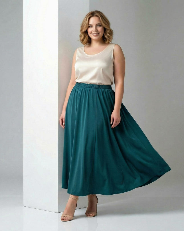 Ολόσωμη λήψη μοντέλου που φοράει λαδί επίσημη γυναικεία κλος φούστα σε μεγάλα μεγέθη, με χυτό ύφασμα και απαλές πτυχώσεις.