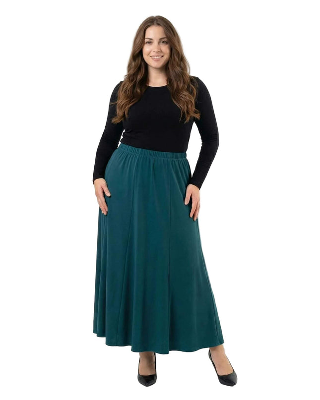 Ολόσωμη λήψη όπου το μοντέλο φοράει μια κομψή λαδί επίσημη κλος φούστα σε μεγάλα μεγέθη, με μαύρο μακρυμάνικο τοπ.