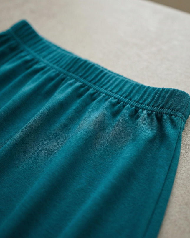 Κοντινή λεπτομέρεια στο άνετο λάστιχο της μέσης για τη λαδί επίσημη γυναικεία κλος φούστα σε μεγάλα μεγέθη.