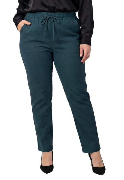 Λαδί ψηλόμεσο γυναικείο παντελόνι plus size σε ίσια γραμμή, με άνετο λάστιχο και κορδόνι περίσφιξης στη μέση. Φωτογραφία μπροστινής όψης σε λευκό φόντο.
