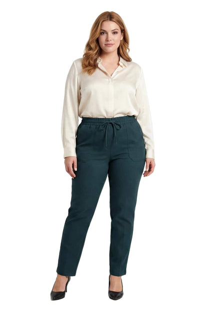 Λαδί ψηλόμεσο γυναικείο παντελόνι plus size σε ίσια γραμμή, με λάστιχο και κορδόνια στη μέση. Ολόσωμη φωτογραφία του ρούχου φορεμένο σε μοντέλο σε λευκό φόντο.