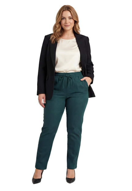Λαδί ψηλόμεσο γυναικείο παντελόνι plus size σε ίσια γραμμή, με ελαστική μέση και κορδόνι. Ολόσωμη λήψη που αναδεικνύει την άνετη εφαρμογή και τις πλαϊνές τσέπες.