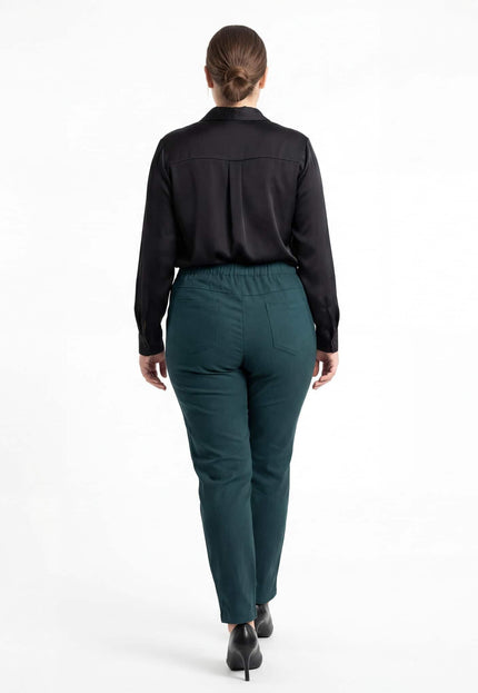Λαδί ψηλόμεσο γυναικείο παντελόνι plus size με λάστιχο στη μέση, σε πίσω όψη που αναδεικνύει την ίσια γραμμή και την άνετη εφαρμογή.