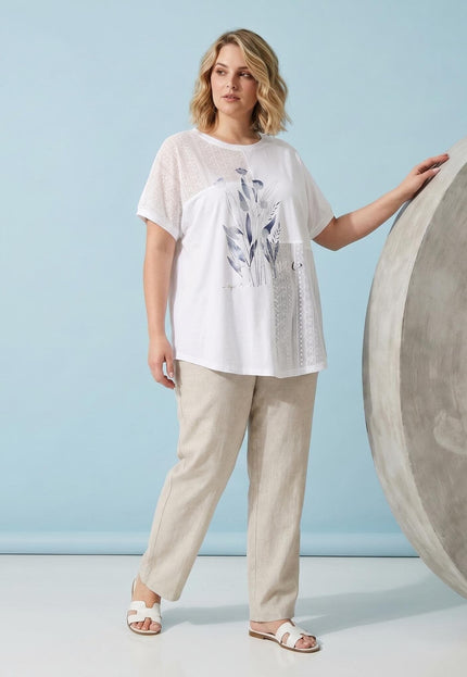 Ολόσωμη λήψη: Λευκή καλοκαιρινή τουνίκ plus size με κομψό φλοράλ απλικέ μπροστά και άνετο κοντό μανίκι.