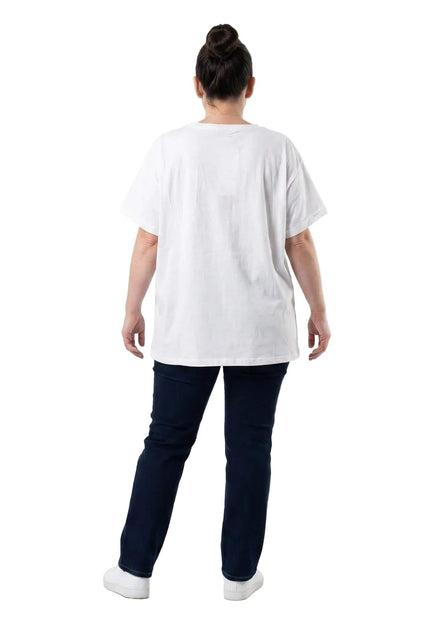 Λευκή καλοκαιρινή τουνίκ σε μεγάλα μεγέθη, φορεμένη από μοντέλο σε πίσω όψη. Σε λευκό φόντο διακρίνεται η άνετη εφαρμογή και τα κοντά μανίκια.