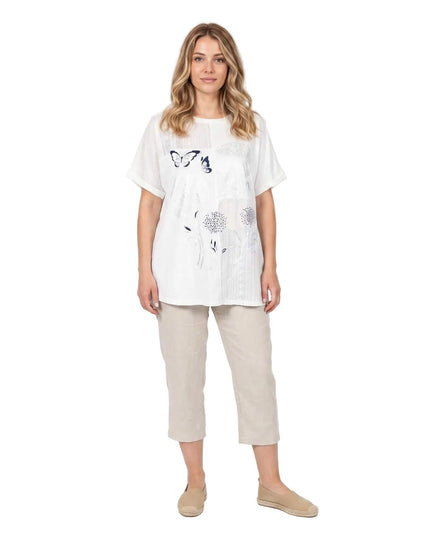 Λευκή βαμβακερή τουνίκ plus size με φλοράλ απλικέ. Ολόσωμη λήψη από μπροστά σε λευκό φόντο, με κοντά μανίκια και στρογγυλή λαιμόκοψη.