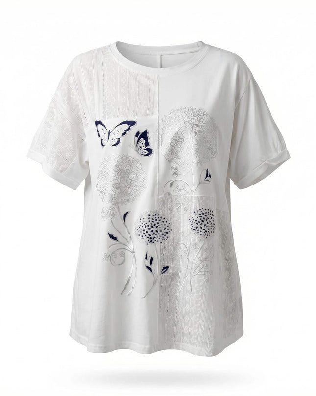 Λευκή βαμβακερή τουνίκ plus size, μπροστινή όψη σε λευκό φόντο. Διακρίνονται τα εντυπωσιακά φλοράλ απλικέ και τα πάνελ δαντέλας.
