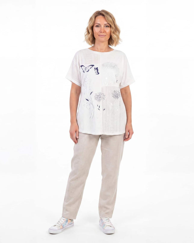 Λευκή βαμβακερή τουνίκ plus size με φλοράλ απλικέ και δαντέλα, ολόσωμη λήψη σε λευκό φόντο.