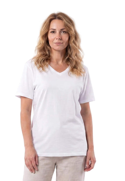 Γυναικείο λευκό βαμβακερό T-shirt με V λαιμόκοψη σε μεγάλα μεγέθη. Λήψη μέχρι τη μέση σε λευκό φόντο, που αναδεικνύει την άνετη εφαρμογή.