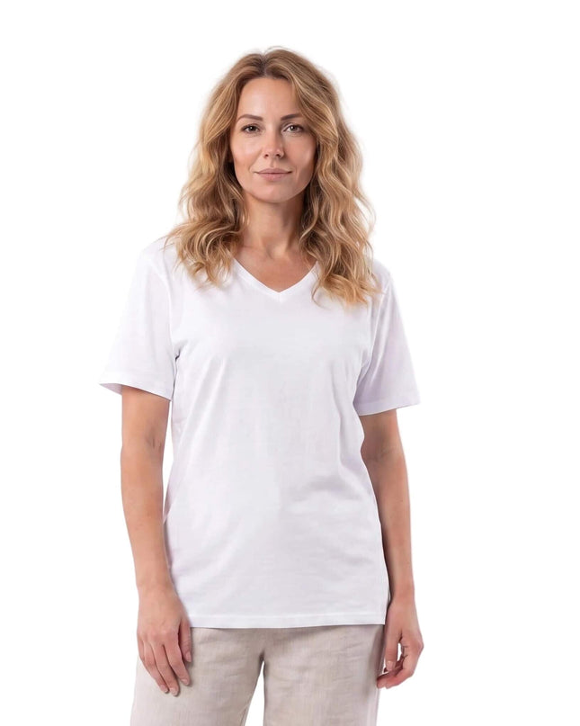Γυναικείο λευκό βαμβακερό T-shirt με V λαιμόκοψη σε μεγάλα μεγέθη. Λήψη μέχρι τη μέση σε λευκό φόντο, που αναδεικνύει την άνετη εφαρμογή.