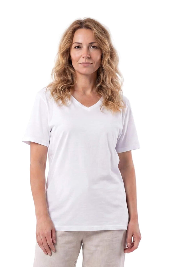 Γυναικείο λευκό βαμβακερό T-shirt με V λαιμόκοψη σε μεγάλα μεγέθη. Λήψη μέχρι τη μέση σε λευκό φόντο, που αναδεικνύει την άνετη εφαρμογή.