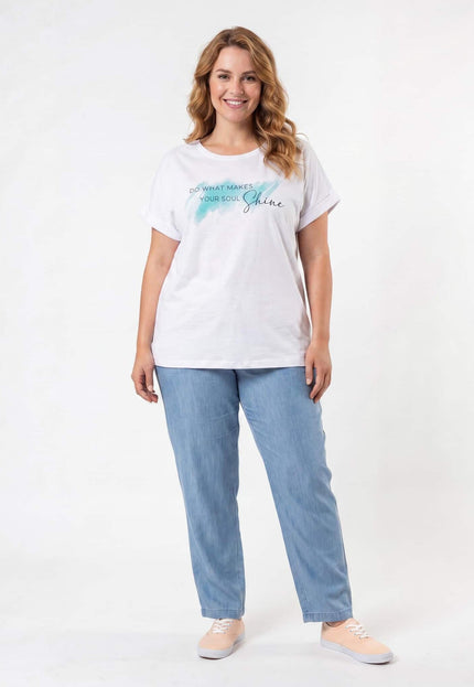 Ολόσωμη λήψη. Λευκό βαμβακερό t-shirt plus size με στάμπα 'DO WHAT MAKES YOUR SOUL Shine', στρογγυλή λαιμόκοψη και γυριστά κοντά μανίκια.