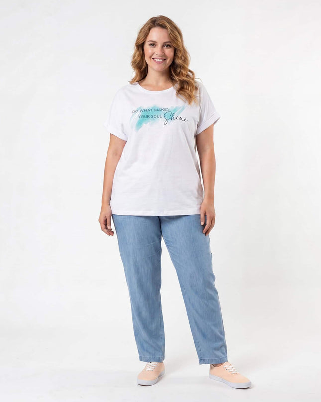 Ολόσωμη λήψη. Λευκό βαμβακερό t-shirt plus size με στάμπα 'DO WHAT MAKES YOUR SOUL Shine', στρογγυλή λαιμόκοψη και γυριστά κοντά μανίκια.