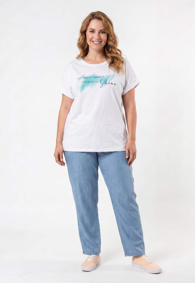 Ολόσωμη λήψη. Λευκό βαμβακερό t-shirt plus size με στάμπα 'DO WHAT MAKES YOUR SOUL Shine', στρογγυλή λαιμόκοψη και γυριστά κοντά μανίκια.