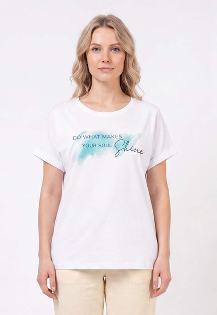 Γυναικείο λευκό βαμβακερό t-shirt σε μεγάλα μεγέθη, μπροστινή όψη σε λευκό φόντο. Διαθέτει τύπωμα DO WHAT MAKES YOUR SOUL Shine και γυριστά μανίκια.