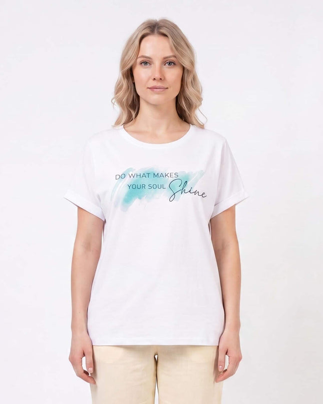 Γυναικείο λευκό βαμβακερό t-shirt σε μεγάλα μεγέθη, μπροστινή όψη σε λευκό φόντο. Διαθέτει τύπωμα DO WHAT MAKES YOUR SOUL Shine και γυριστά μανίκια.