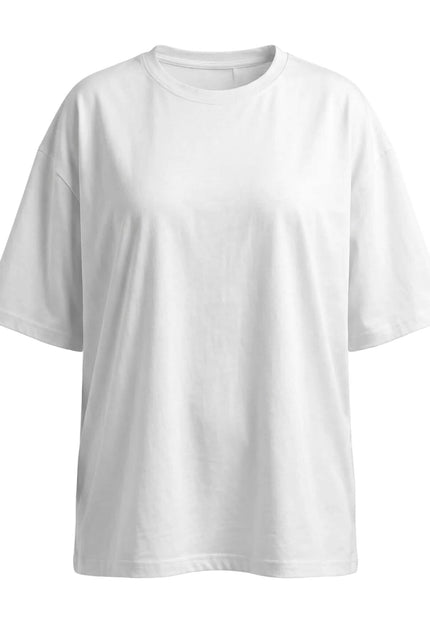 Λευκό βαμβακερό t-shirt σε ίσια γραμμή με στρογγυλή λαιμόκοψη και κοντά μανίκια. Μπροστινή όψη του ρούχου σε λευκό φόντο, ιδανικό για μεγάλα μεγέθη.