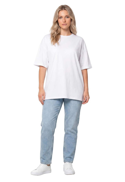 Λευκό βαμβακερό t-shirt σε ίσια γραμμή, ιδανικό για μεγάλα μεγέθη. Ολόσωμη λήψη με το μοντέλο να το συνδυάζει με ανοιχτόχρωμο τζιν παντελόνι.