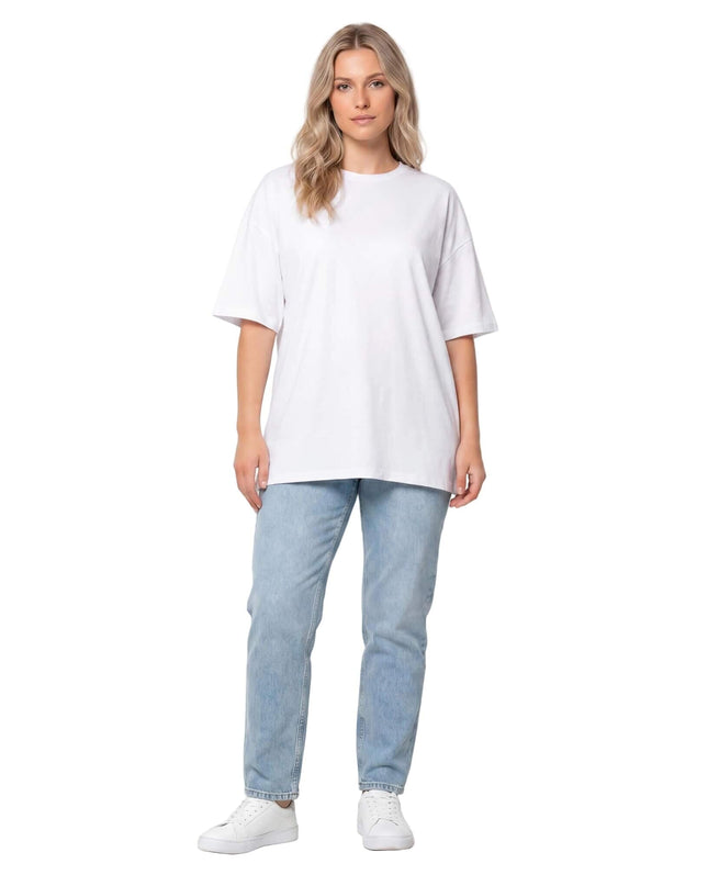 Λευκό βαμβακερό t-shirt σε ίσια γραμμή, ιδανικό για μεγάλα μεγέθη. Ολόσωμη λήψη με το μοντέλο να το συνδυάζει με ανοιχτόχρωμο τζιν παντελόνι.