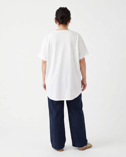 Λευκή βαμβακερή τουνίκ plus size με φλοράλ απλικέ και δαντέλα. Πίσω όψη του ενδύματος σε λευκό φόντο.