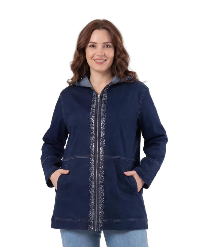 Σκούρο μπλε μακρύ τζιν μπουφάν σε μεγάλα μεγέθη με κουκούλα. Μπροστινή όψη σε λευκό φόντο που αναδεικνύει το φερμουάρ με διακοσμητικές πέτρες.