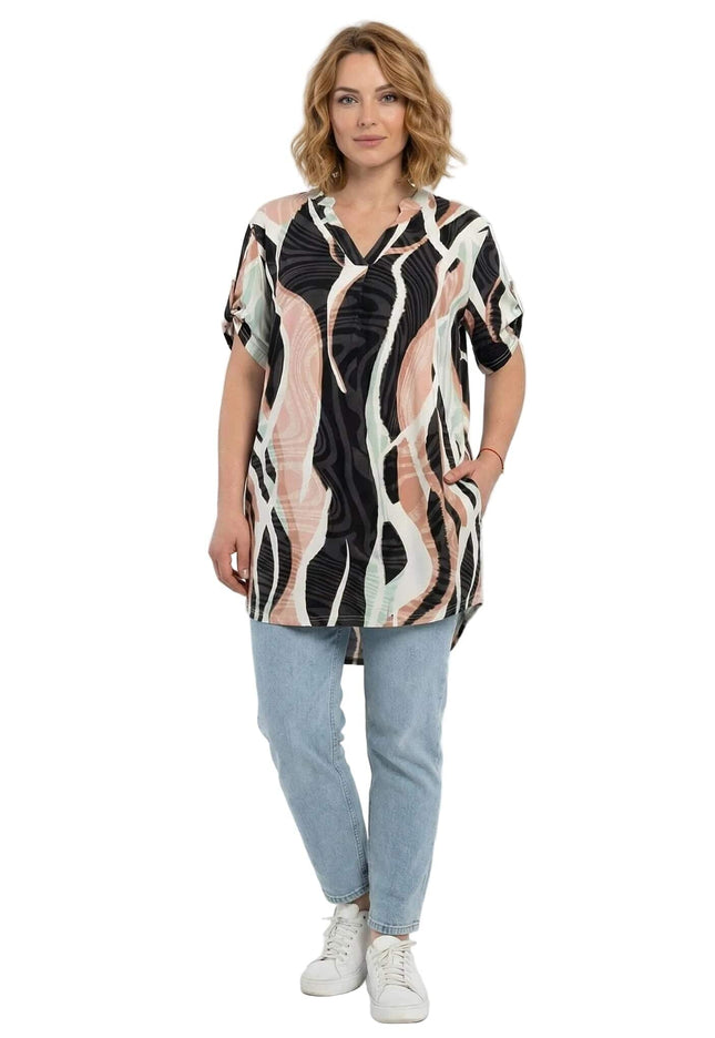 Μπροστινή όψη μιας plus size μακριάς τουνίκ με πολύχρωμο αφηρημένο μοτίβο και V-λαιμόκοψη. Ολόσωμη λήψη μοντέλου σε λευκό φόντο.