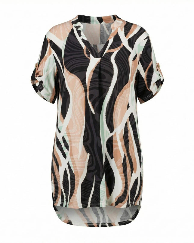 Μακριά ασύμμετρη τουνίκ plus size με πολύχρωμο κυματιστό μοτίβο, λαιμόκοψη V και κοντά μανίκια. Φωτογράφιση σε λευκό φόντο.