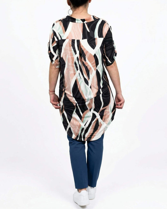 Πίσω όψη από τη μακριά ασύμμετρη καλοκαιρινή τουνίκ plus size, με αφηρημένο πολύχρωμο μοτίβο. Διακρίνεται το μακρύτερο πίσω μέρος του ρούχου.