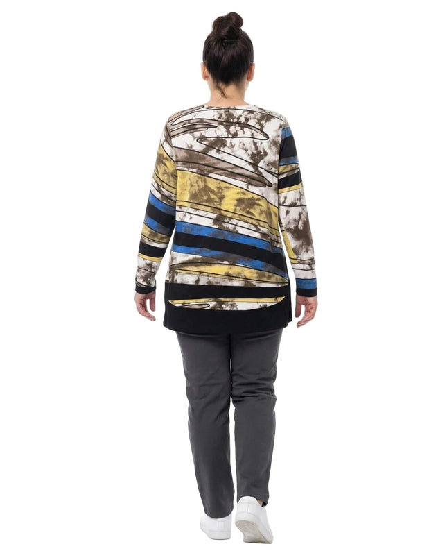 Πίσω όψη μακριάς εμπριμέ τουνίκ σε μεγάλα μεγέθη, με πολύχρωμο αφηρημένο σχέδιο σε γήινους και μπλε τόνους, άνετη γραμμή και μαύρο φινίρισμα στο στρίφωμα.