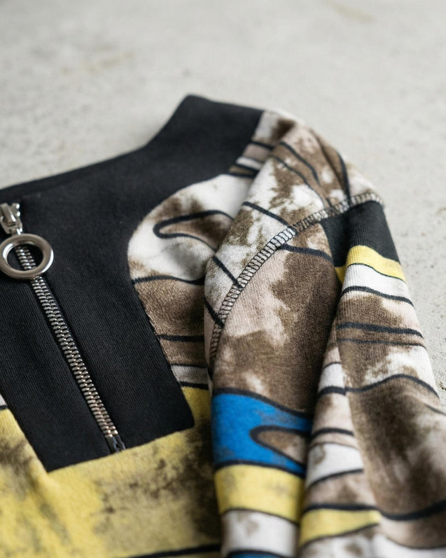 Κοντινή λεπτομέρεια από μακριά εμπριμέ τουνίκ σε μεγάλα μεγέθη, που αναδεικνύει το λειτουργικό φερμουάρ με κρίκο στο ντεκολτέ και την ποιότητα του υφάσματος.