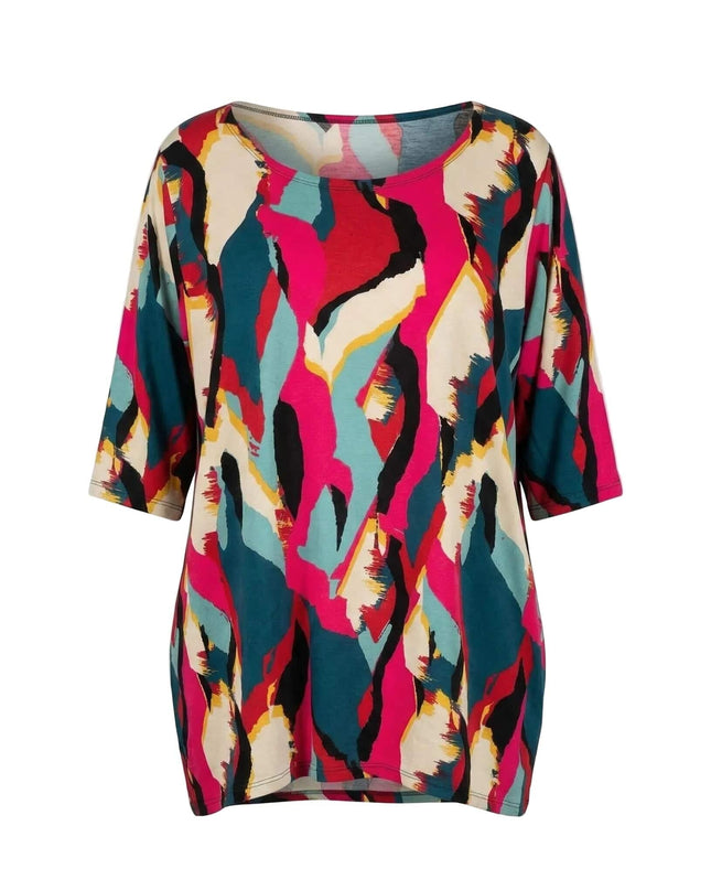 Μακριά καλοκαιρινή τουνίκ plus size με πολύχρωμο αφηρημένο μοτίβο και άνετα μανίκια. Μπροστινή όψη του ρούχου φωτογραφημένη σε λευκό φόντο.