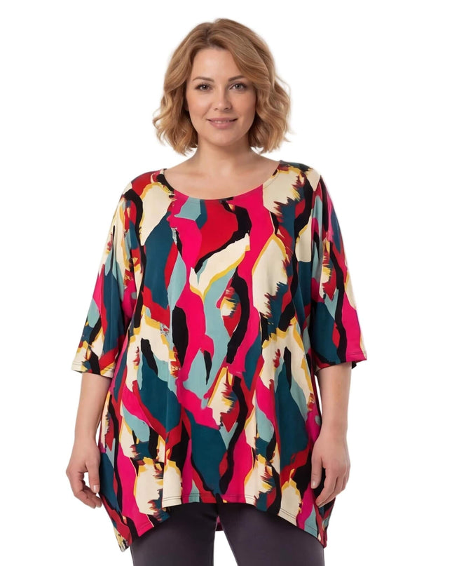 Μακριά καλοκαιρινή plus size τουνίκ με πολύχρωμο αφηρημένο μοτίβο και φαρδιά μανίκια. Μπροστινή όψη φωτογραφημένη σε λευκό φόντο.