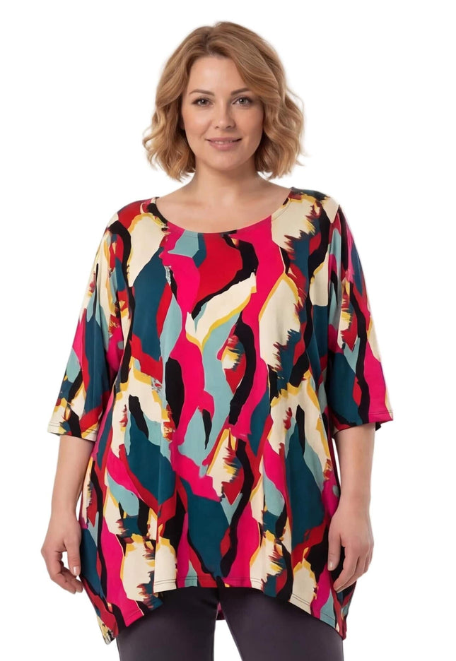 Μακριά καλοκαιρινή plus size τουνίκ με πολύχρωμο αφηρημένο μοτίβο και φαρδιά μανίκια. Μπροστινή όψη φωτογραφημένη σε λευκό φόντο.