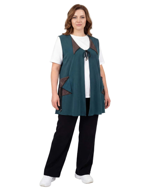 Μακρύ εβαζέ γιλέκο λαδί με λεπτομέρειες από καφέ δερματίνη στο γιακά και τις τσέπες, plus size. Ολόσωμη λήψη μπροστά σε λευκό φόντο.