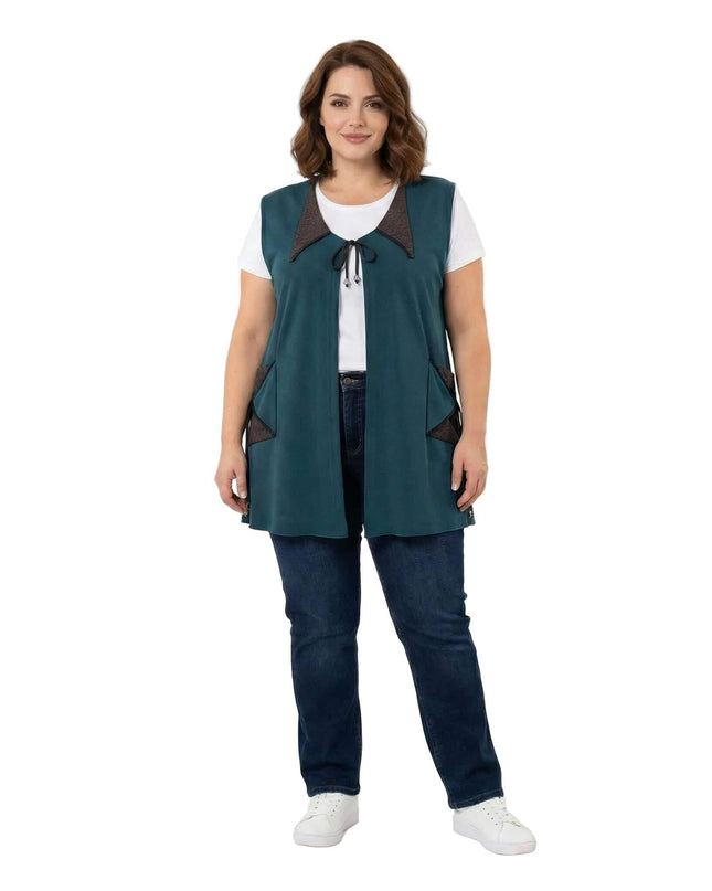 Μακρύ εβαζέ γιλέκο λαδί με λεπτομέρειες δερματίνης στο γιακά και κορδόνια. Ολόσωμη λήψη σε λευκό φόντο που αναδεικνύει την άνετη plus size εφαρμογή και τις τσέπες.