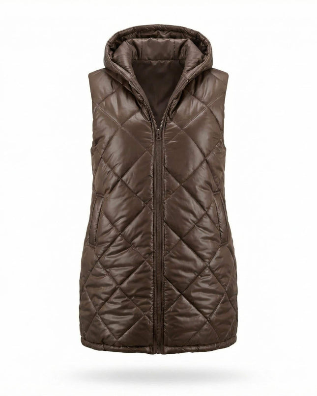 Μακρύ γυναικείο καπιτονέ γιλέκο σε σοκολατί απόχρωση με κουκούλα, ολόσωμη μπροστινή λήψη σε λευκό φόντο, σχεδιασμένο άνετα για μεγάλα μεγέθη.