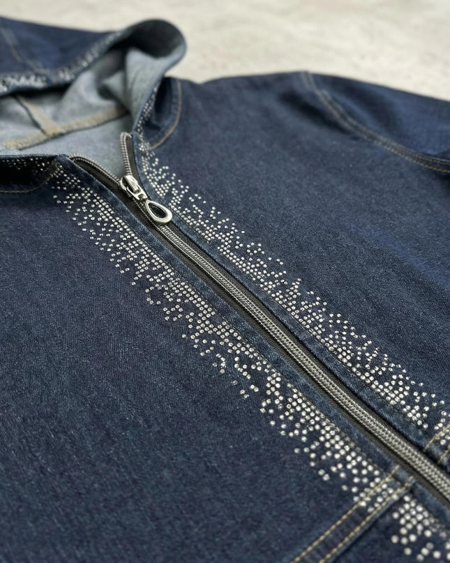 Κοντινή λεπτομέρεια στο φερμουάρ με διακοσμητικές πέτρες σε σκούρο μπλε τζιν μπουφάν με κουκούλα για μεγάλα μεγέθη.