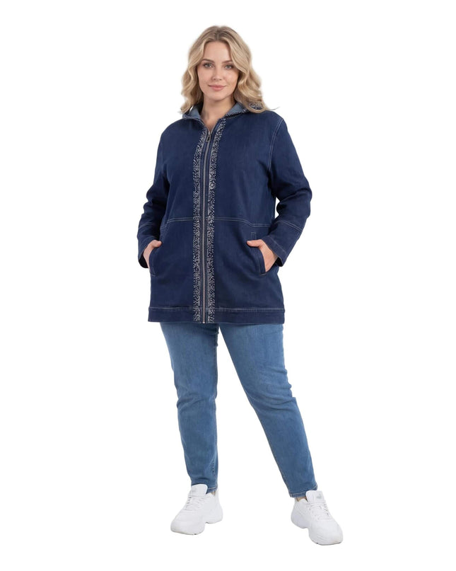 Ολόσωμη λήψη. Μακρύ σκούρο μπλε τζιν μπουφάν σε μεγάλα μεγέθη, με κουκούλα, τσέπες και διακριτικές διακοσμητικές πέτρες κατά μήκος του φερμουάρ.