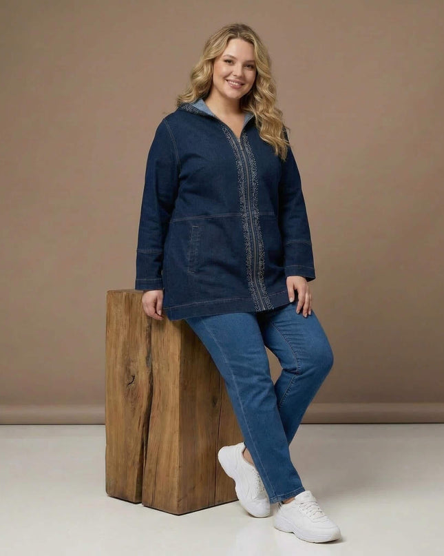 Ολόσωμη λήψη, μακρύ σκούρο μπλε τζιν μπουφάν σε μεγάλα μεγέθη με κουκούλα και διακοσμητικές λεπτομέρειες στο φερμουάρ.