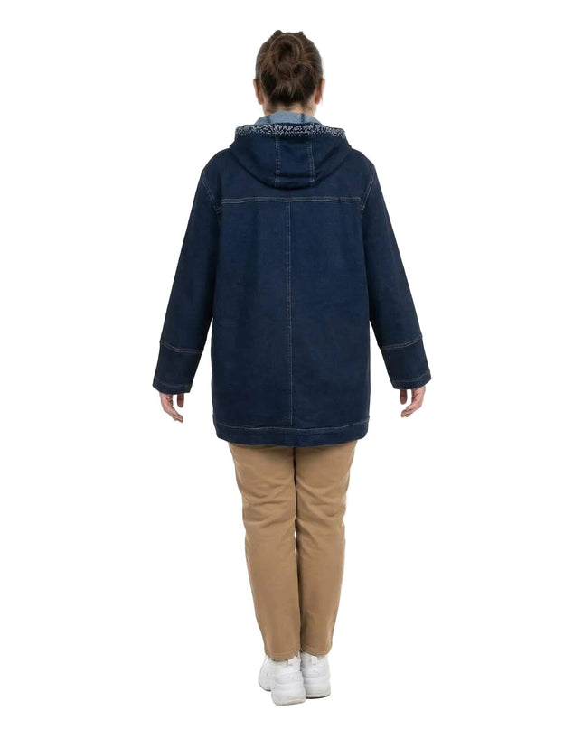 Σκούρο μπλε μακρύ τζιν μπουφάν με κουκούλα σε μεγάλα μεγέθη, φωτογραφία πίσω όψης ολόσωμη λήψη σε λευκό φόντο. Διακρίνονται ραφές στο πίσω μέρος.