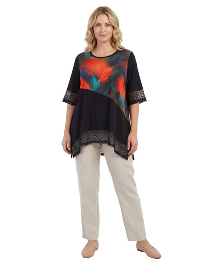 Μαύρη επίσημη τουνίκ σε μεγάλα μεγέθη, ολόσωμη λήψη σε λευκό φόντο. Διαθέτει χρωματιστό εμπριμέ σχέδιο, ασύμμετρο τελείωμα και λεπτομέρειες από δίχτυ.