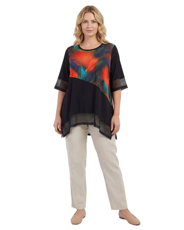 Μαύρη επίσημη τουνίκ σε μεγάλα μεγέθη, ολόσωμη λήψη σε λευκό φόντο. Διαθέτει χρωματιστό εμπριμέ σχέδιο, ασύμμετρο τελείωμα και λεπτομέρειες από δίχτυ.