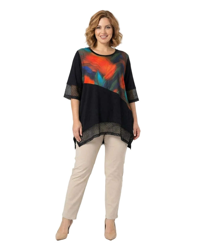 Μαύρη επίσημη τουνίκ σε μεγάλα μεγέθη με εντυπωσιακό πολύχρωμο μοτίβο και τελειώματα από δίχτυ. Ολόσωμη μπροστινή όψη σε λευκό φόντο.