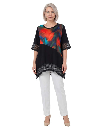 Μαύρη επίσημη τουνίκ σε μεγάλα μεγέθη με εντυπωσιακό χρωματιστό μοτίβο και ασύμμετρο τελείωμα με δίχτυ. Ολόσωμη λήψη σε λευκό φόντο.