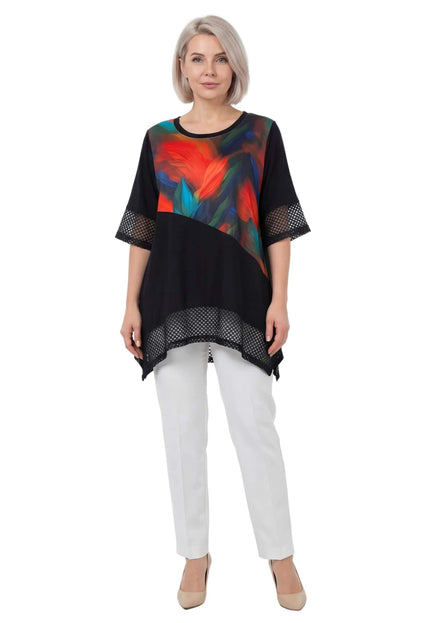 Μαύρη επίσημη τουνίκ σε μεγάλα μεγέθη με εντυπωσιακό χρωματιστό μοτίβο και ασύμμετρο τελείωμα με δίχτυ. Ολόσωμη λήψη σε λευκό φόντο.