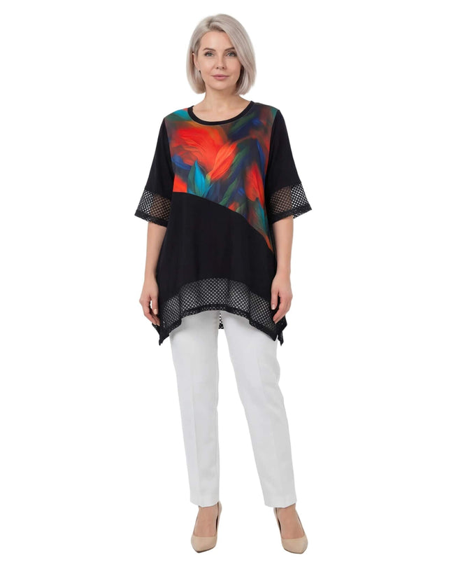 Μαύρη επίσημη τουνίκ σε μεγάλα μεγέθη με εντυπωσιακό χρωματιστό μοτίβο και ασύμμετρο τελείωμα με δίχτυ. Ολόσωμη λήψη σε λευκό φόντο.