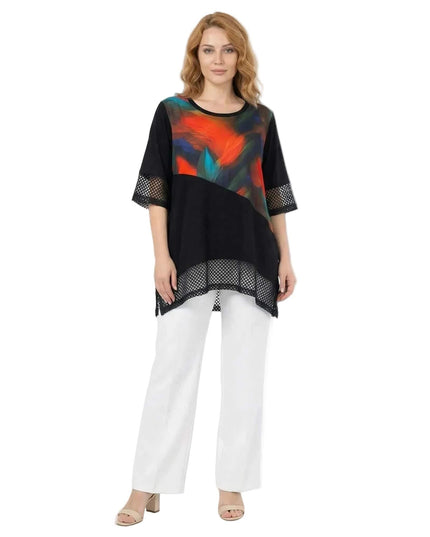 Ολόσωμη λήψη σε λευκό φόντο: μαύρη επίσημη τουνίκ σε μεγάλα μεγέθη με αφηρημένο πολύχρωμο μοτίβο μπροστά και τελείωμα από δίχτυ.